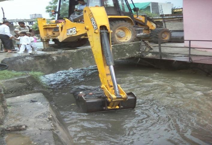 Due to heavy rainfall in Jammu City, the Transport wing of JMC deployed both men & machinery on all the vulnerable points of trouble shooting nallahs falling with in JMC limits There was heavy rain