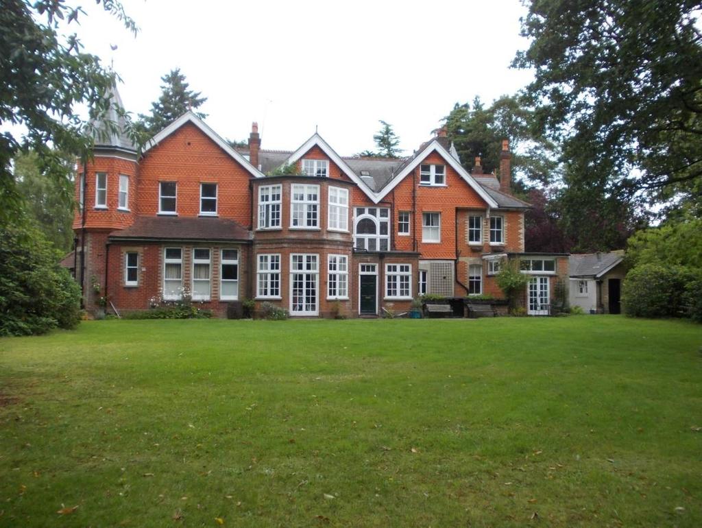 The one Auxiliary Hospital in Wrecclesham was at Highlands House, 27 Shortheath Road. Highlands Hospital had 10 bedrooms accommodating 45 beds.