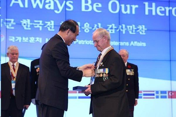 Minister Park always enjoys presenting Ambassador for Peace Medals to veterans who have returned to Korea for the first time since they served in the Korean War.