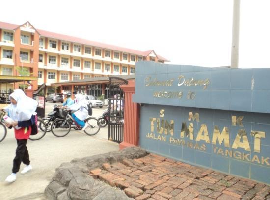 Besides that, Tangkak has 3 Secondary Schools: 1. 2. 3. SekolahMenengahKebangsaanTunMamat JalanPayamas, 84900 Tangkak, Johor.