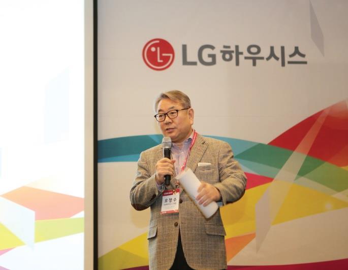 The Conference provides an opportunity for LG Group s Chairman Koo Bon- Moo and other executives to invite talented individuals in R&D fields from Korea and overseas to introduce LG s managerial