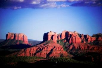 Experiences Events at Your Leisure Sedona Located just one to two hours north of Phoenix, Sedona is home to red rock mountains and deep blue skies.