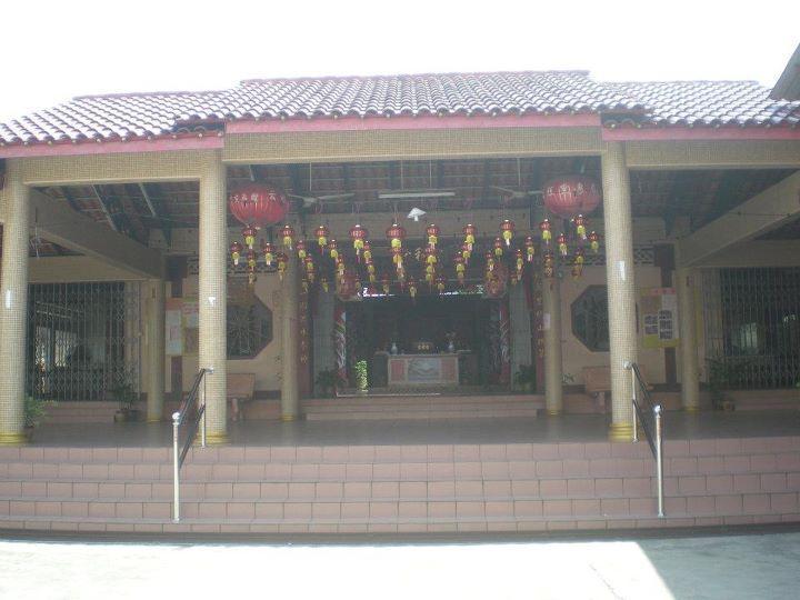 It was first built in 1940 and located in Lim Zhan s rubber estate at Batu 3, Jalan Mersing, Kluang.