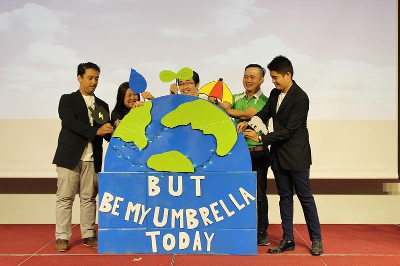 From left: Emirul, Chew, Dr David, Awang and Chen launching the campaign Time is running out, we need to start changing our habits in order to save our planet, said Faculty of Creative Industries