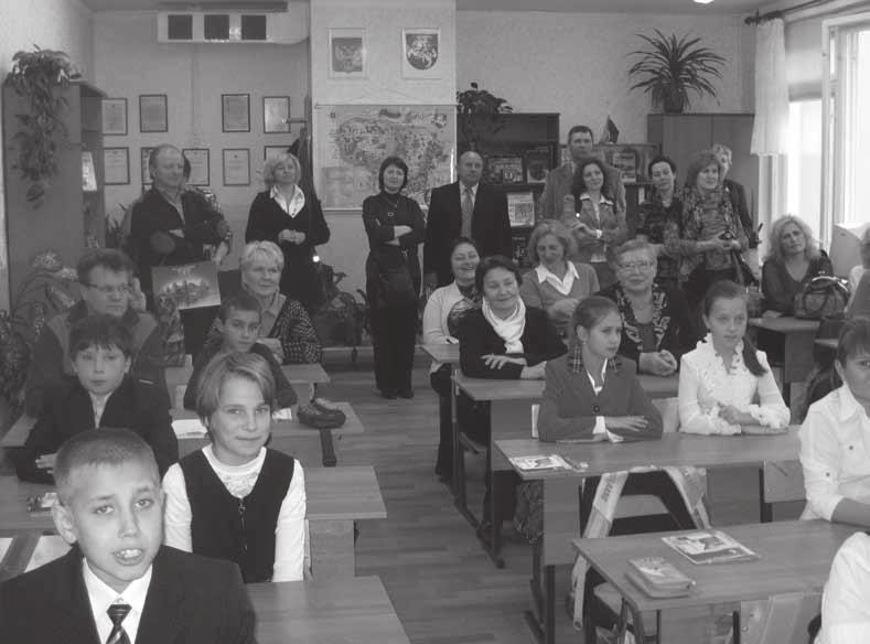 PLB kraštų žinios KALININGRADO (KARALIAUČIAUS) 35-AJAME LICĖJUJE TRAKŲ RAJONO DELEGA- CIJA LIETUVIŲ KALBOS KABINETE MUZIKOS PAMOKOJE Anučina pradėjo seminarą ir skaitė pranešimą apie Rusijos