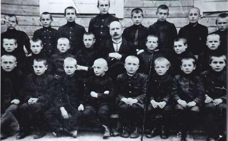 Kupiškio progimnazijos IIa klasės mokiniai su mokytoju Juliumi Greimu (iš kairės: A. J. Greimas ketvirtasis pirmojoje eilėje, P. Zulonas trečias antrojoje eilėje). 1927 m. rugsėjo 29 d. (GAT, p.