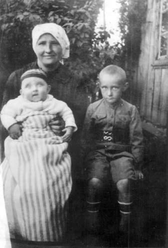 Aukštaitiškas vaikystės kaimo kvapas Auklė Tapylė (Teofilija), Romualdas ir Algirdas Greimai prie J. Jakučio namo. Kupiškis, 1923 m.