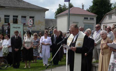 Prienų klebonas Jonas Baliūnas pašventino paminklą. 2010 m. liepos 3 d.
