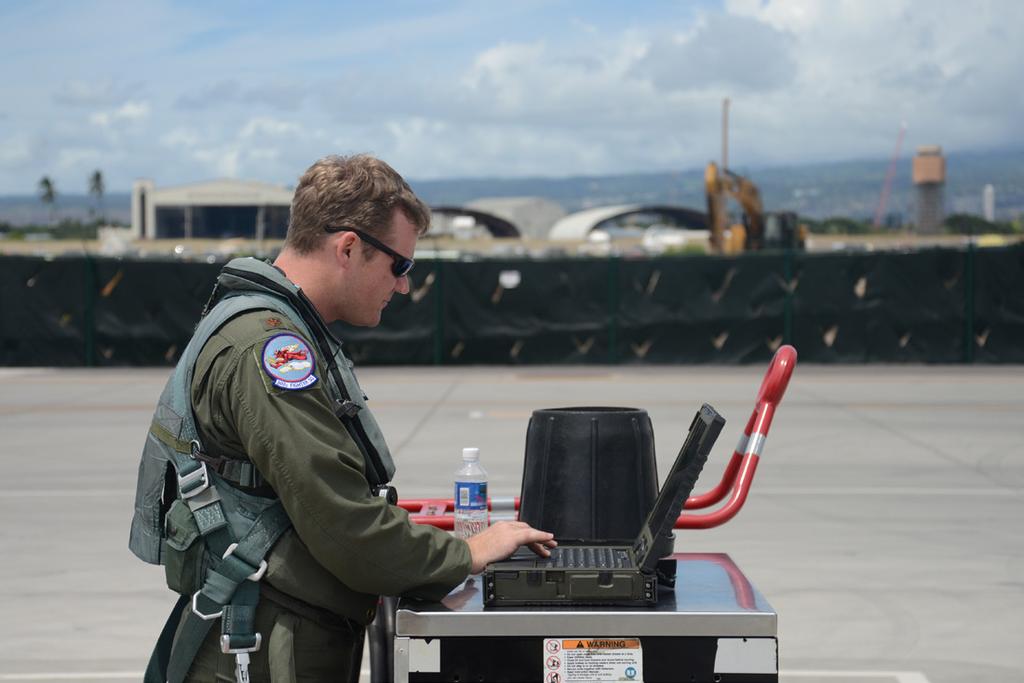 Alaska Reservist reaches 1,000 F-22 flight hours by Tech. Sgt. Dana Rosso 477th Fighter Group Public Affairs JOINT BASE PEARL HARBOR-HICKAM, Hawaii -- Maj.