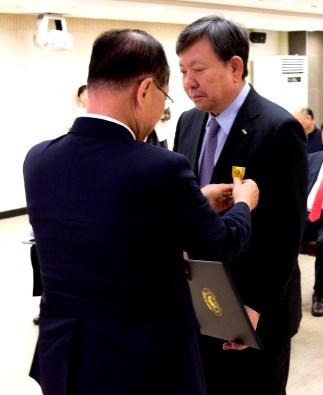 He was appreciated for his work on the globalization of Korean medical education through international hospital consigned operations and overseas staff training support system.