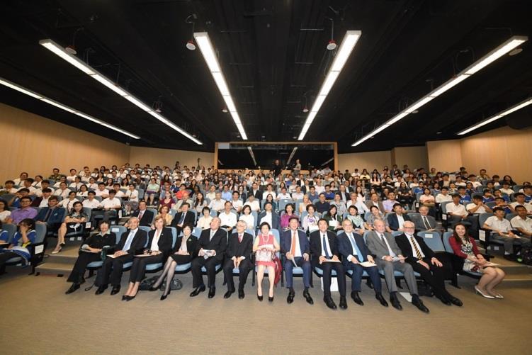 Group photo of LUI Che Woo Prize Prize for World Civilisation 2017 Sustainability Prize Laureate Public Lecture For media inquiries, please contact Creative Consulting