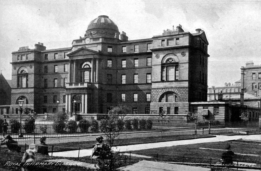 The original Royal Infirmary as it was around 1907 when the Carruthers sisters started training. This was replaced in stages by the present buildings, opened between 1909 and 1914.
