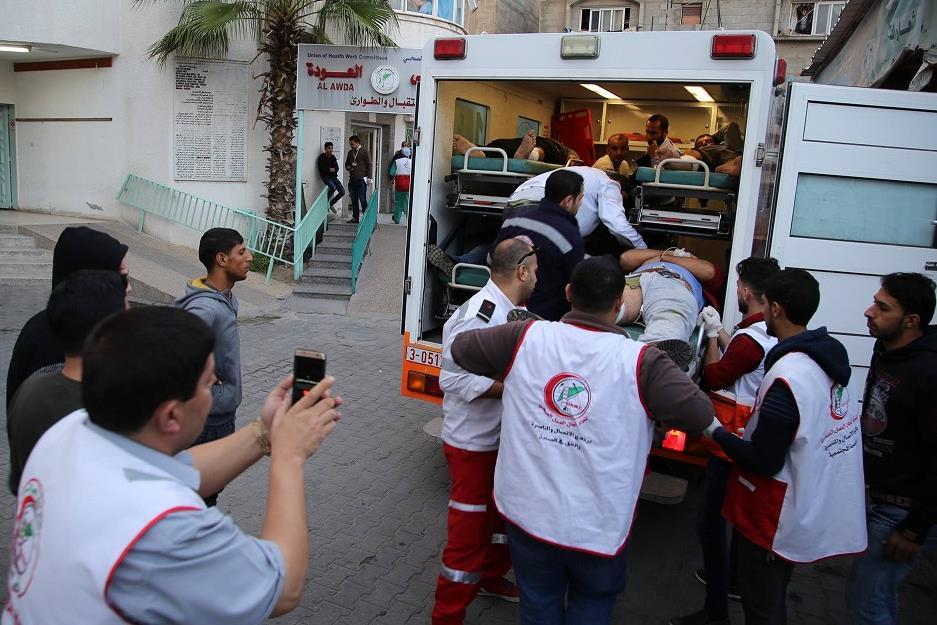 6,068 people have live ammunition gunshot wounds, of which 5,264 (87%) present limb gunshot wounds 2. Photo: four injured patients arrive to Al Awda hospital in one ambulance.