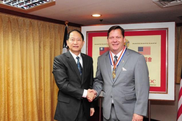 MEDAL OF HONOR AWARDED VAC Minster Tung congratulates