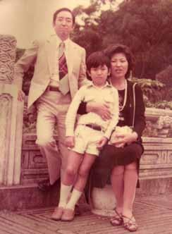Humanities Dr. Chang and his family took this picture in front of the Taipei National Palace Museum in 1980. From the right are his wife Pi-Yun Tsai, youngest son Chia- Ping Chang, Dr. Chang himself.