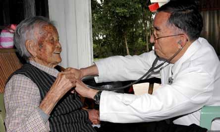 Humanities The elderly in villages welcome Dr. Chang as an old friend. Photo shows Dr. Chang checks the aboriginal grandma s health.