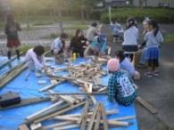 playgrounds for children with the active participation of local residents and volunteers. Contribute to the formation of a new local community in public housing for disaster victims.