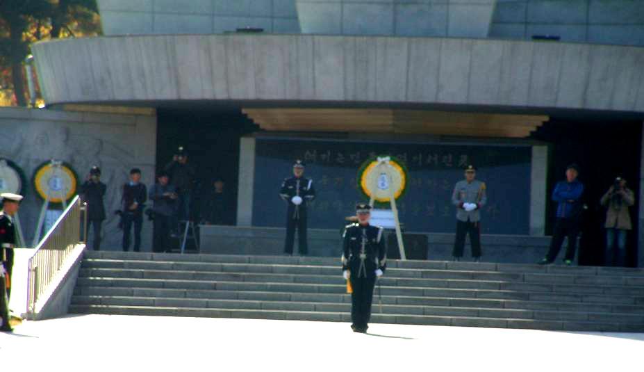 4 Wreath Laying & Incense Offering. A wreath laying and incense offering ceremony was held at the Seoul National Cemetery.