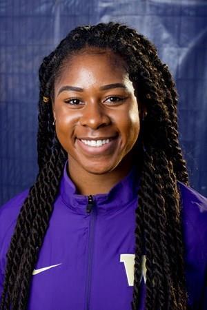 University of Washington Student-Athlete Bios ONYIE CHIBUOGWU WOMEN S TRACK & FIELD SENIOR Onyie Chibuogwu is from Seattle and is a hammer and discus thrower on the UW Women s Track & Field team.