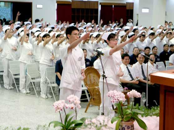 not only can it generate income to earn a living, but also can comfort patients. The Jung family came all the way from Macao to attend their brother Jung- Chi Jung s capping ceremony.