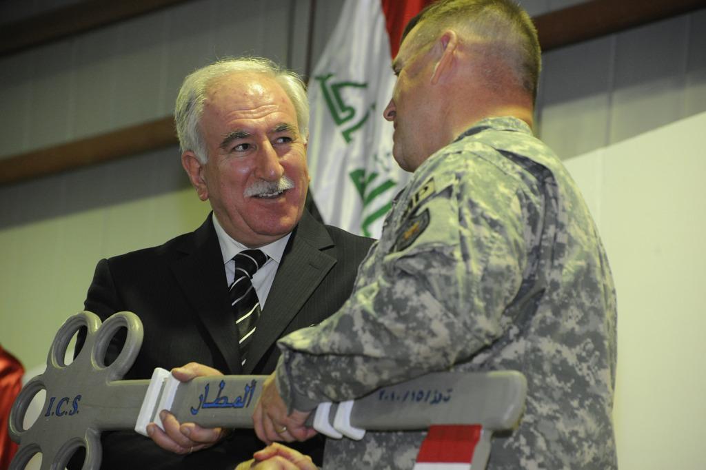 Iraqi Minister of Justice Dara Nur al-deen (left) and U.S. Army Maj. Gen.