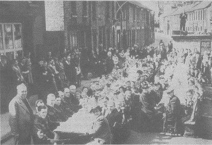 The End of the First World War ended at 11 o clock in the morning on 11 th November 1918. War Later on, people held street parties to celebrate the end of the fighting. http://www.iwm.org.