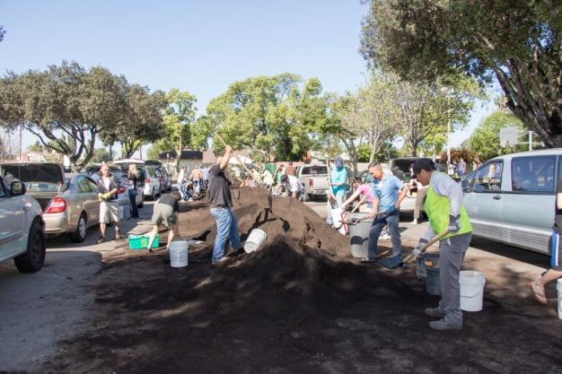 Compost Give-Away Event Recap On Saturday, March 28, the City, in cooperation with Athens Services, hosted its first compost give-away of the new year at Live Oak Park.