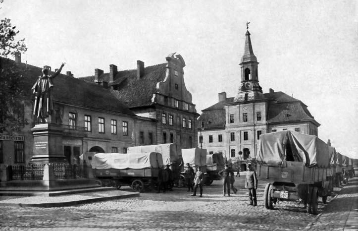 Pirmojo pasaulinio karo metai Lietuvos teritorijoje Vokietijos kariuomenės sunkvežimiai ir vežimai Tilžės turgaus aikštėje. 1914 m. (VDKM) Rugpjūčio 26 d. čia jau šeimininkavo svetima kariuomenė 38.