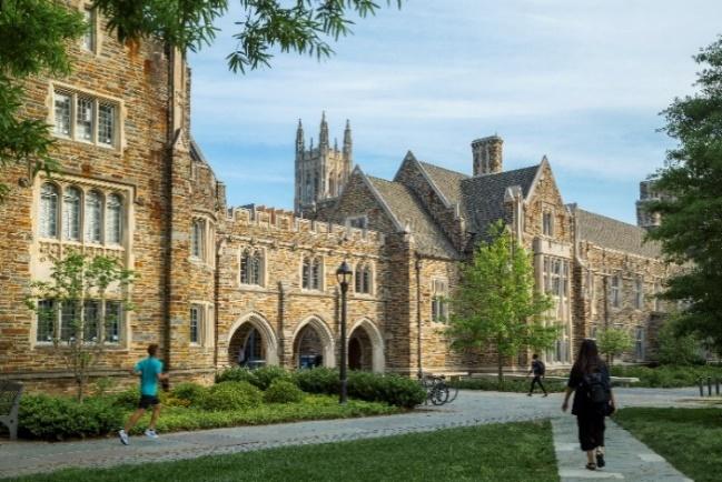Duke University Schools and Institutes Undergraduate students receive their bachelor s degrees from either the Trinity College of Arts and Sciences or the Pratt School of Engineering.