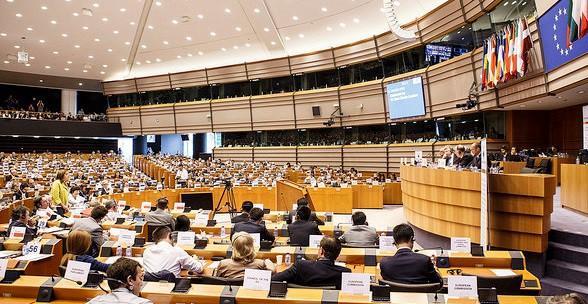 350 members: regional and local politicians from 28 EU Member States About 50