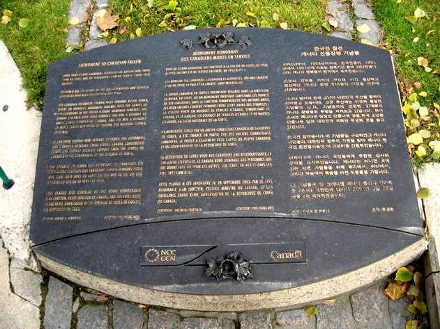 Interpretative plaque at Monument to Canadian Fallen in Ottawa tells the story of the Monument in English, French and Korean.