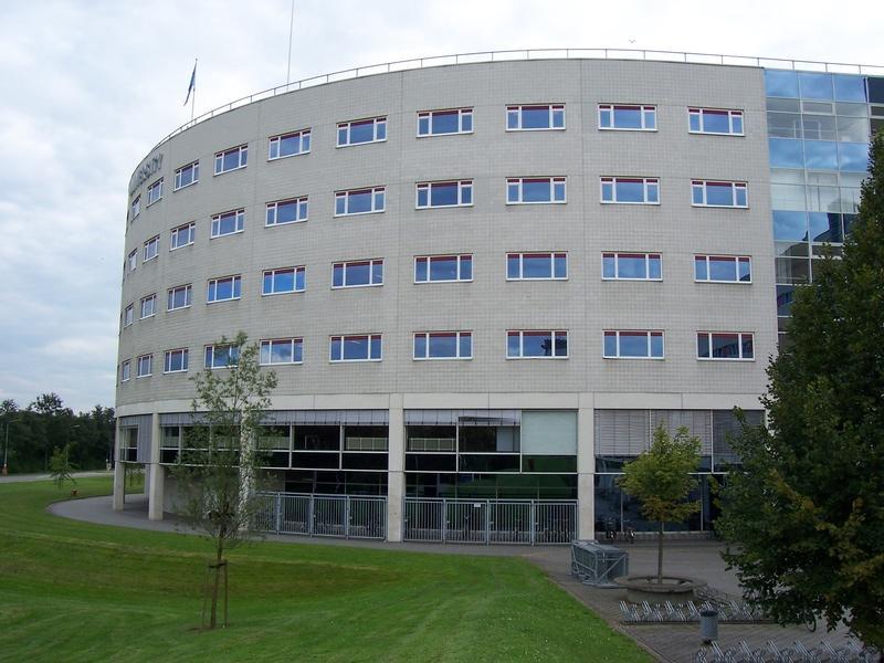 24 Maastricht University Research institutes: institutes:caphri, CARIM, GROW, WSP, ICIS, UNU-MERIT Graduate schools for PhD training Most faculties do have one or more