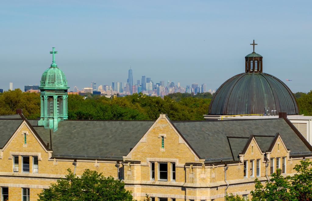 Location and Campus Seton Hall University s 58-acre main campus lies 14 miles from Manhattan in South Orange, New Jersey, a charming, culturally active community, which is just 25 minutes from New