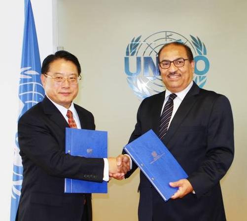 Standard Technical Cooperation Approach Case Story Arab Industrial Development and Mining Organization (AIDMO) UNIDO Project Director General LI Yong, and the Director General of the Arab Industrial