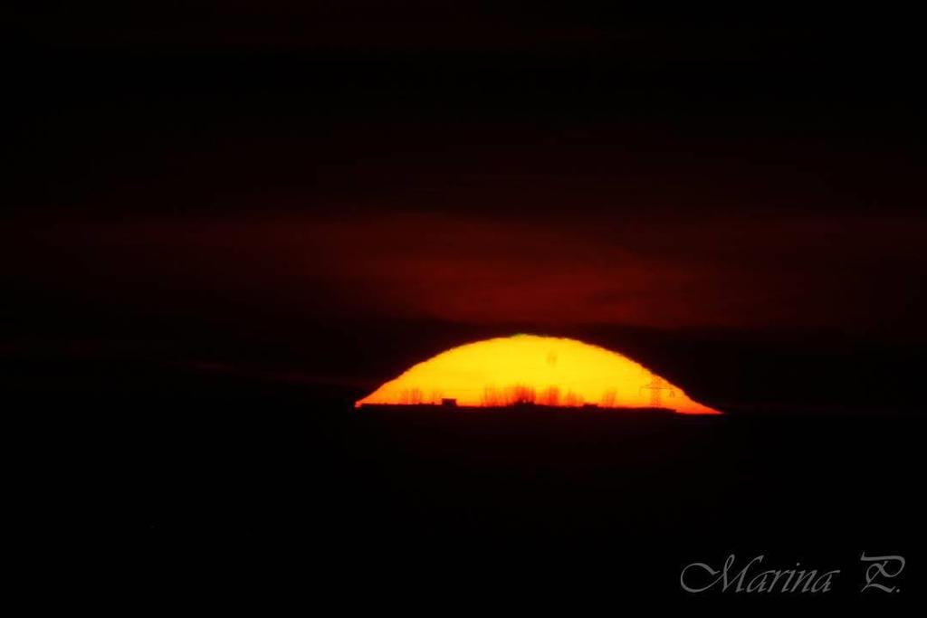 Description: Esta foto muestra la deformación que sufre el disco solar cerca del horizonte y durante la puesta del Sol.