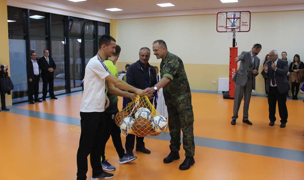 SMILING FACES AT LOYOLA ELEMENTARY SCHOOL IN PRIZREN Laughing children and heartened soldiers: The pupils at Loyola Elementary School experienced a surprise visit by a delegation of the German KFOR