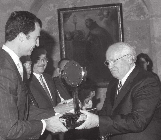 2000 - Felipe González Márquez Felipe González Márquez received the Carlos V European Award on 9 October 2000 at a ceremony presided over by Their Royal Majesties, the King and Queen of Spain at the