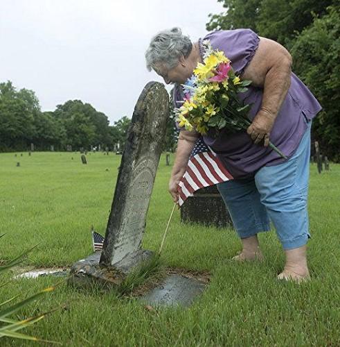 Marking Gravesites According to the U.S. Veterans Administration, 217,000 men fought in the American Revolution, and more than 4,000 of them died, leaving more than 212,000 to settle the new country.