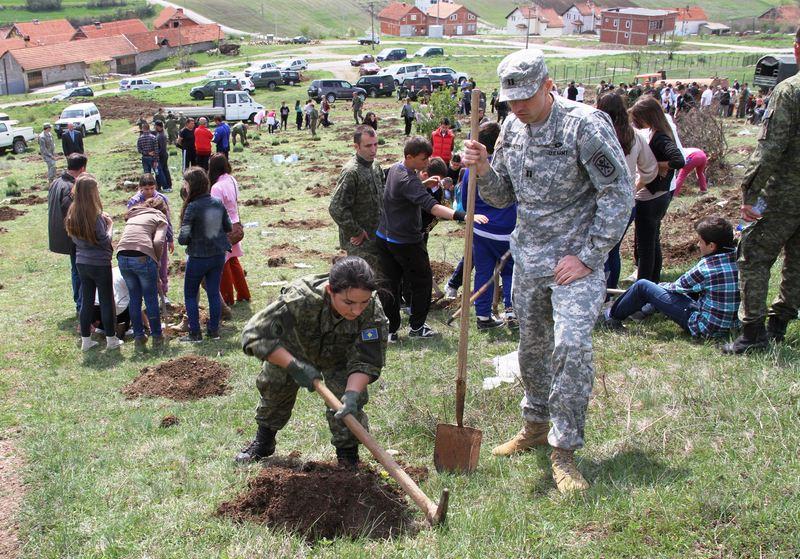 The ksf marks the earth day with planting trees in gjilan On April 22, one hundred KSF members as well as soldiers from Camp Bondsteel, students from Malisheva and Gjilan high schools, and citizens