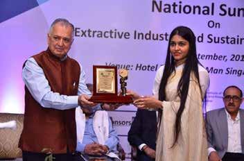 Mr. Nanik Rupani receiving a memento at National Summit on Extractive Industry and Sustainable Development on