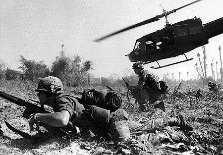 SEPTEMBER, 1945) US SOLDIERS ARE AIRLIFTED