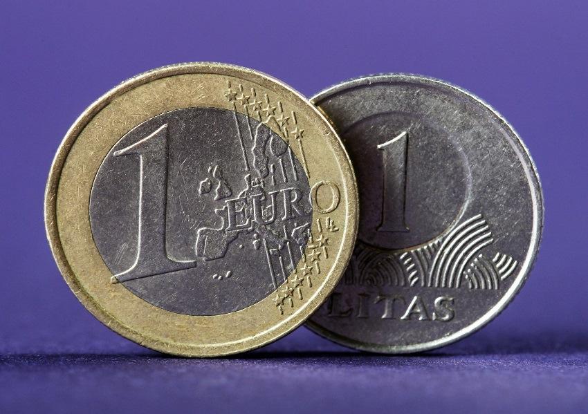 Atsiskaitymų litais apribojimai ir išimtys Litas, kaip teisėta ir privaloma priimti mokėjimo priemonė atsiskaitant grynaisiais pinigais gali būti naudojamas 15 kalendorinių dienų nuo euroįvedimo