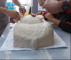 Gambar 2 Proses menampal lapisan pertama Pelajar menampal clay bagi