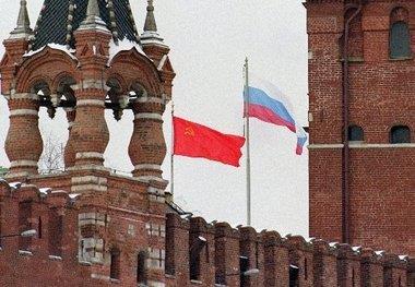 Boris Yeltsin & the Soviet flag is lowered from the Kremlin George H.W.