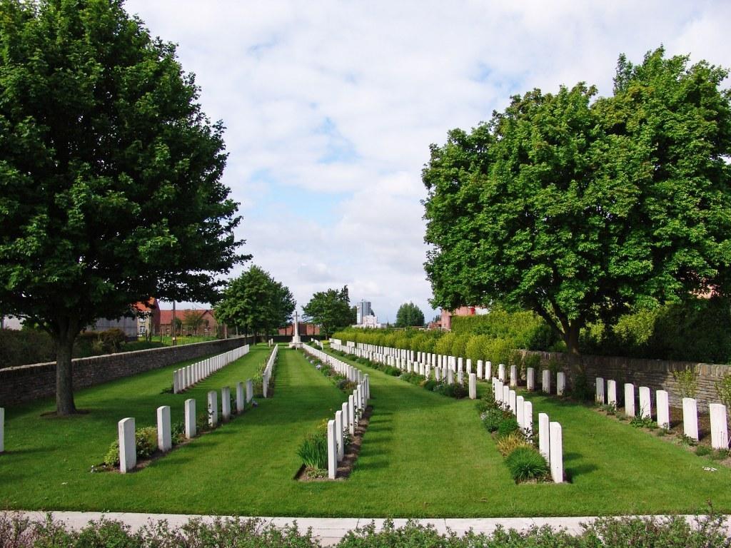 London Rifle Brigade Cemetery is located 15 Kms south of Ieper town centre, on a road leading from the Rijselseweg, N365, which connects Ieper to Wijtschate, Mesen, Ploegsteert and on to Armentieres.