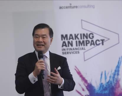 [Photo 2] During the visit at Accenture FinTech Innovation Lab London, Dr Lee George Lam, Chairman of Cyberport, said, We are keen to understand more about the development of the FinTech in every
