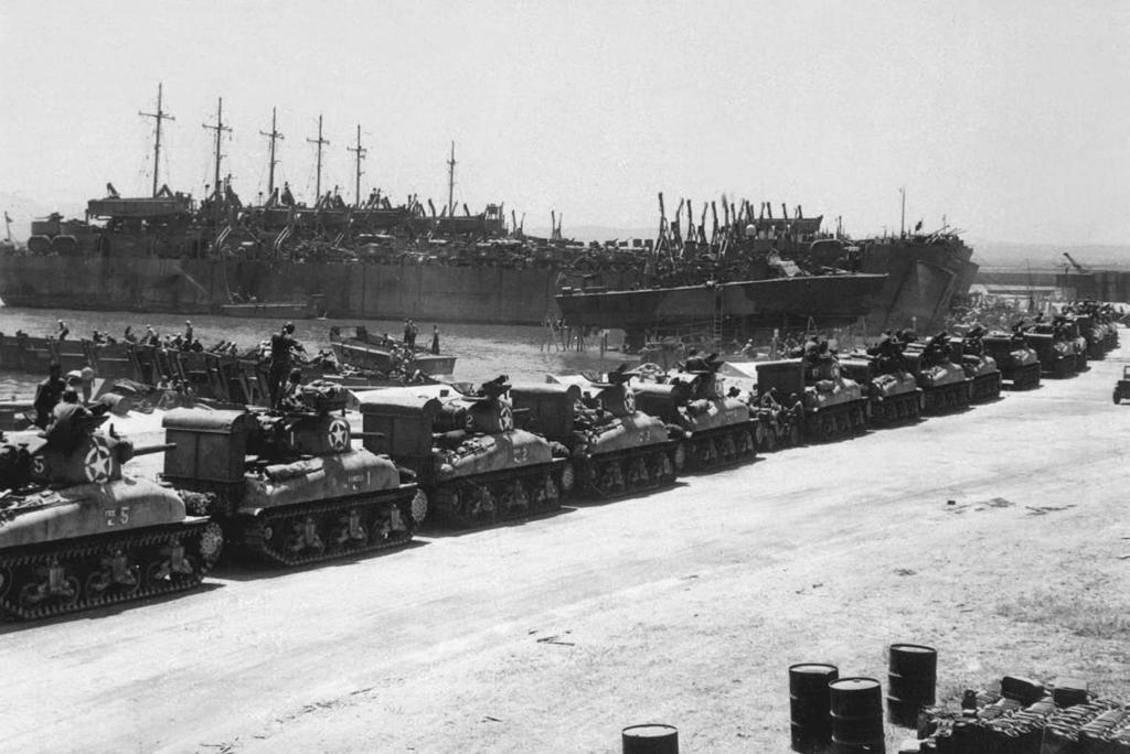 A I R S U P P O R T O F A L L I E D L A N D I N G S Waiting to load tanks in Tunisia 2 days before invasion of Sicily, July 1943 NARA/War & Conflict the two air forces were not collocated,