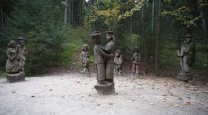 2. Dūkštų ąžuolyno pažintinis (mitologinis) takas Dūkštų ąžuolyno pažintinis takas įrengtas 2003 metais. Idėjos autorius - Vilniaus miškų urėdijos urėdas R. Ribačiauskas.