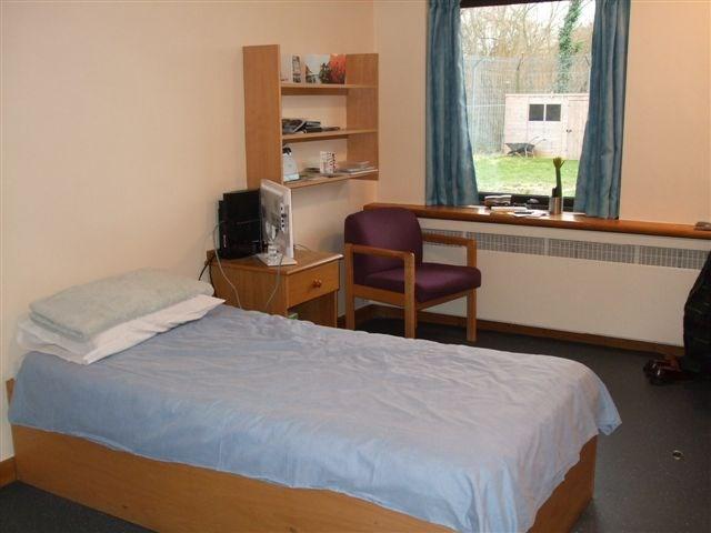 Woodlands House Your bedroom All bedrooms at Woodlands House are individual and en-suite and there are single sex lounges for men and women, with a shared main lounge on the ward.