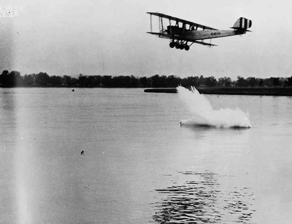 1920 184698 An MBT bomber drops a torpedo in the Potomac River, 12 May 1920.